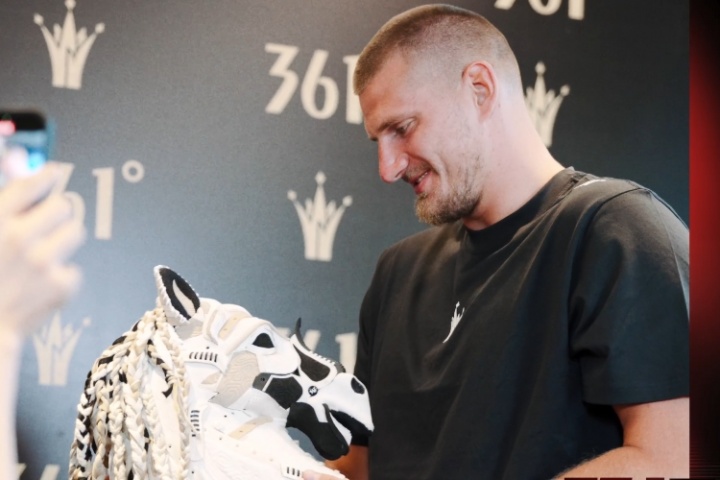 獲贈“馬鞋”??約基奇中國行佛山站花絮 下一站深圳！