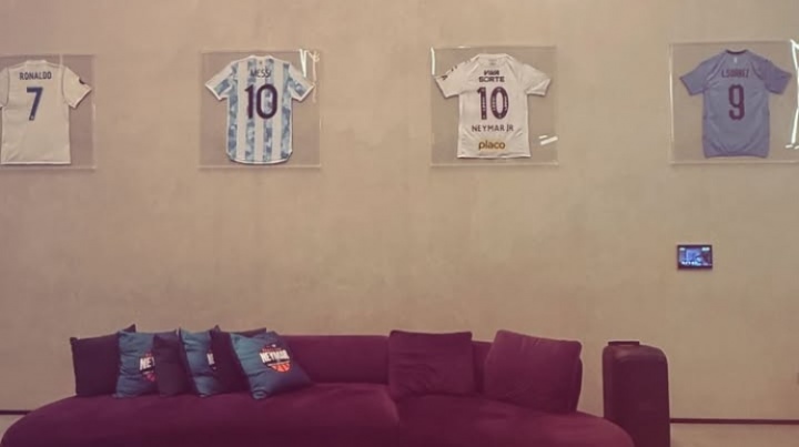 C羅+MSN！內(nèi)馬爾曬球衣收藏：C羅，梅西，內(nèi)馬爾，蘇亞雷斯