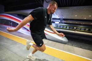 ??節(jié)目效果滿分?。〖s基奇中國行整活之與中國高鐵賽跑！