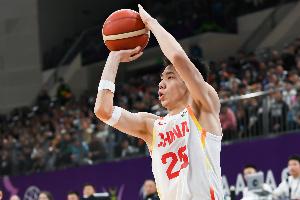 拼勁十足！朱俊龍貢獻(xiàn)2分7板1帽  正負(fù)值+12&籃板并列全隊(duì)最高