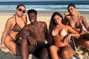 【社交秀】享受生活！維尼修斯與多位網(wǎng)紅美女度假