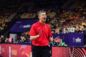 媒體人：亞洲籃球?qū)用?郭指導(dǎo)顯然更相信防守至上&高強度逼搶圍堵