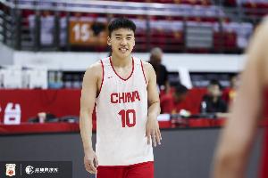 媒體人：中國(guó)隊(duì)上半場(chǎng)表現(xiàn)還算不錯(cuò) 防守稍有松懈 王俊杰真是寶藏