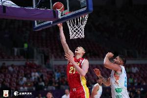 穩(wěn)如磐石！胡金秋全場7投5中&罰球1中1 拿下11分10籃板兩雙數(shù)據(jù)