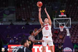 媒體人：中國隊進攻端沒有太大問題 防守端籃板老毛病需要改善