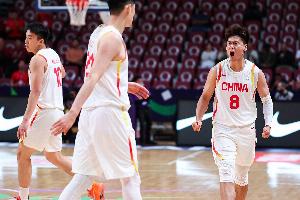 趙睿幾次主動突破讓對手聯(lián)防失效 程帥澎的三分也幫了大忙