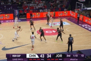 趙睿外線三分出手造成對手三分犯規(guī) 三罰全中