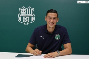 現(xiàn)擔(dān)任印尼國家隊隊長，薩索洛官方：印尼歸化國腳伊澤斯轉(zhuǎn)會加盟