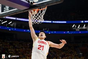 定海神針！胡金秋三節(jié)戰(zhàn)罷9投7中 砍下15分11籃板1蓋帽0失誤