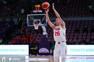 優(yōu)質(zhì)3D！朱俊龍半場(chǎng)三分3中2 得到6分1助攻