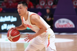 全場(chǎng)撕咬式防守+關(guān)鍵三分！蘇群：高詩巖就是中國貝弗利