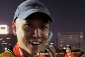 山東男籃球星高詩巖現(xiàn)場看中超 同城球隊山東泰山已4-0領(lǐng)先國安