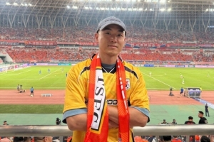 高詩巖現(xiàn)場觀看中超京魯大戰(zhàn)：人生中第一次 現(xiàn)場氣氛真棒！