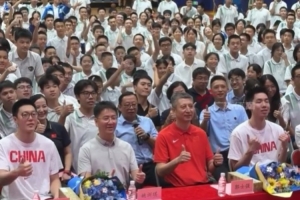 開(kāi)學(xué)驚喜！郭士強(qiáng)胡明軒朱俊龍現(xiàn)身華南師范大學(xué)附中和師生交流