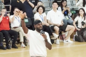 也來(lái)追星？詹密？朱俊龍現(xiàn)身上海交大 觀看詹姆斯中國(guó)行活動(dòng)