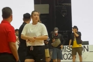 勒布朗與勒布朗-夢(mèng)！李夢(mèng)亮相詹姆斯中國行并上場(chǎng)比賽