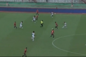 馬爾穆什在一次搶球中不慎膝蓋受傷，隨后被替換下場