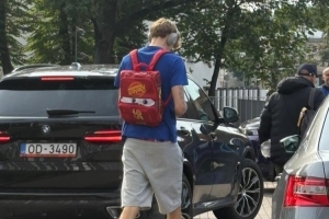 背上我心愛的小書包！賽前穆里寧背著一個卡通小書包前往球館