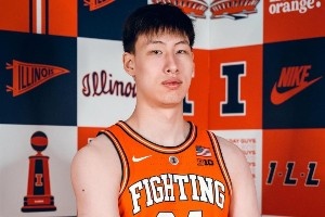 郇斯楠曬伊利諾伊大學(xué)訪校定妝照：很開心能帶上國旗拍照