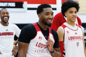 熟悉的球館！米切爾重返母校路易斯維爾大學(xué)與校隊學(xué)弟們合練