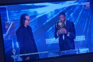 小圖拉姆在家看登貝萊獲得金球獎(jiǎng)，曬照配文：這不是AI生成的??