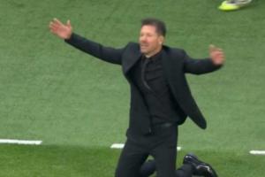 兒子我給你跪了??小小西蒙尼空門踢中橫梁，西蒙尼崩潰攤手跪地