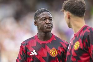 打替補(bǔ)真不冤？梅努前場失誤送對手反擊，勻速回追目送曼聯(lián)失球