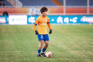 表現(xiàn)差惹爭議！謝文能本場24次丟失球權+多次傳球失誤