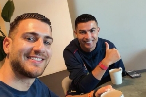 達(dá)洛特社媒曬與C羅一起喝咖啡照片：咖啡搭子?