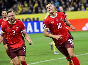 瑞士扎球王！33歲扎卡帶隊(duì)全勝0失球世預(yù)賽小組第1，英超黑貓核心