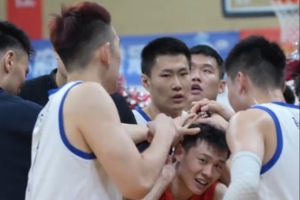 三戰(zhàn)全勝！遼籃大勝結(jié)束丹東站熱身賽 賽后按著王嵐嵚喊加油