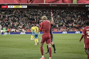 紅牌惹的禍？?；倏巳炯t后1停1首發(fā)2替補(bǔ)，3場(chǎng)0球0助利物浦全負(fù)