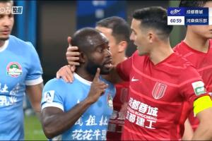 現(xiàn)場(chǎng)球迷朝阿奇姆彭學(xué)猴子叫+罵黑鬼+豎中指，導(dǎo)致比賽一度中斷