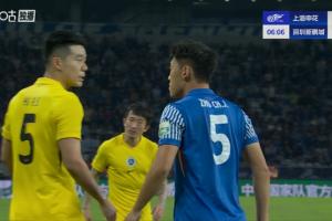 激情對噴！朱辰杰倒地胡睿寶指責(zé)其假摔騙點，兩人互噴垃圾話