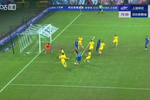 這都沒進？陳晉一抹進小禁區(qū)附近選擇橫傳，隊友無人領(lǐng)會