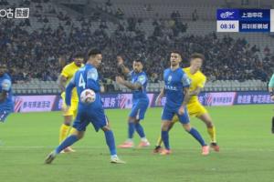 險！蔣圣龍禁區(qū)內(nèi)停球不慎打到自己手臂，裁判認(rèn)定反彈球不判點