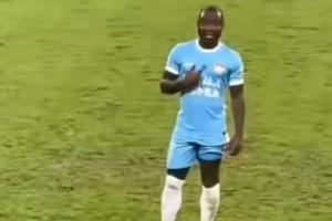 遭球迷種族歧視！阿奇姆彭指著自己一臉懵+抗議 雙方球員紛紛安慰