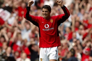 傳奇開始的地方！2003年的今天C羅斬獲曼聯(lián)生涯處子球