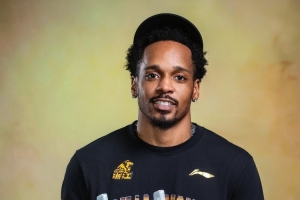 媒體人：巴里·布朗今晚抵達中國 雷瓊·塔克也將于本周末前抵達