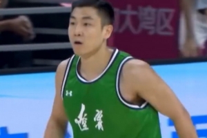 媒體人：高詩巖這幾個(gè)持球三分打出身價(jià) 看誰還敢再叫他“高鐵”