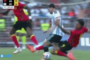 友誼賽這強度？梅西遭安哥拉球員背后剪刀腳，阿爾馬達眉骨被打破