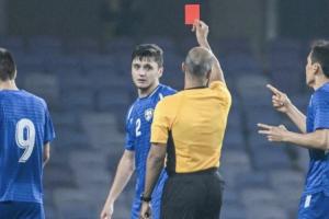 ??卡帥還得教！21歲胡桑諾夫填坑飛鏟吃直紅，生涯135場(chǎng)第2紅