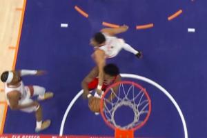 太猛了！阿門沖擊內(nèi)線布克拉都拉不住打進2+1 裁判升級為惡意犯規(guī)