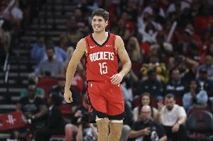 整個(gè)人都不一樣了！謝潑德積極換防 直接搶斷布克反擊造殺傷！