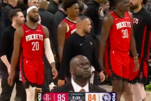 嚇人！阿門退防時被理查茲頂?shù)?頭部重重摔倒地板上&下場緩緩