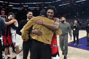 昔日好兄弟！賽后杰倫·格林&狄龍與火箭眾將敘舊擁抱&有說有笑