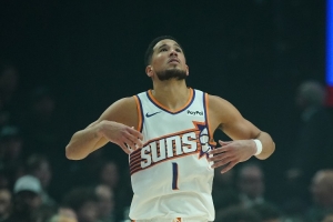 得分全在首節(jié)！布克半場(chǎng)7中3拿到9分3助有3失誤 正負(fù)值-5