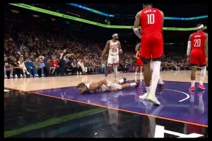 跟龍哥比還太嫩！小賈巴里突破干翻狄龍 被吹進攻犯規(guī)但并未升級