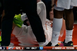 就差一點(diǎn)！吉萊斯皮飛身?yè)寯嗫上](méi)能斷下 磕到腿下場(chǎng)