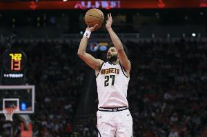 不如不挑！穆雷拉桿上籃被犯規(guī) 太陽挑戰(zhàn)成功改換成布克犯規(guī)